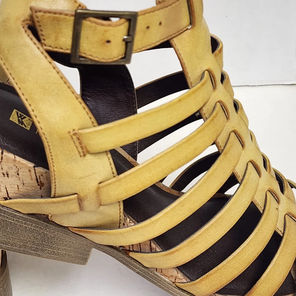 White mountain strappy wedge heel sandals 9.5‎ muted mustard